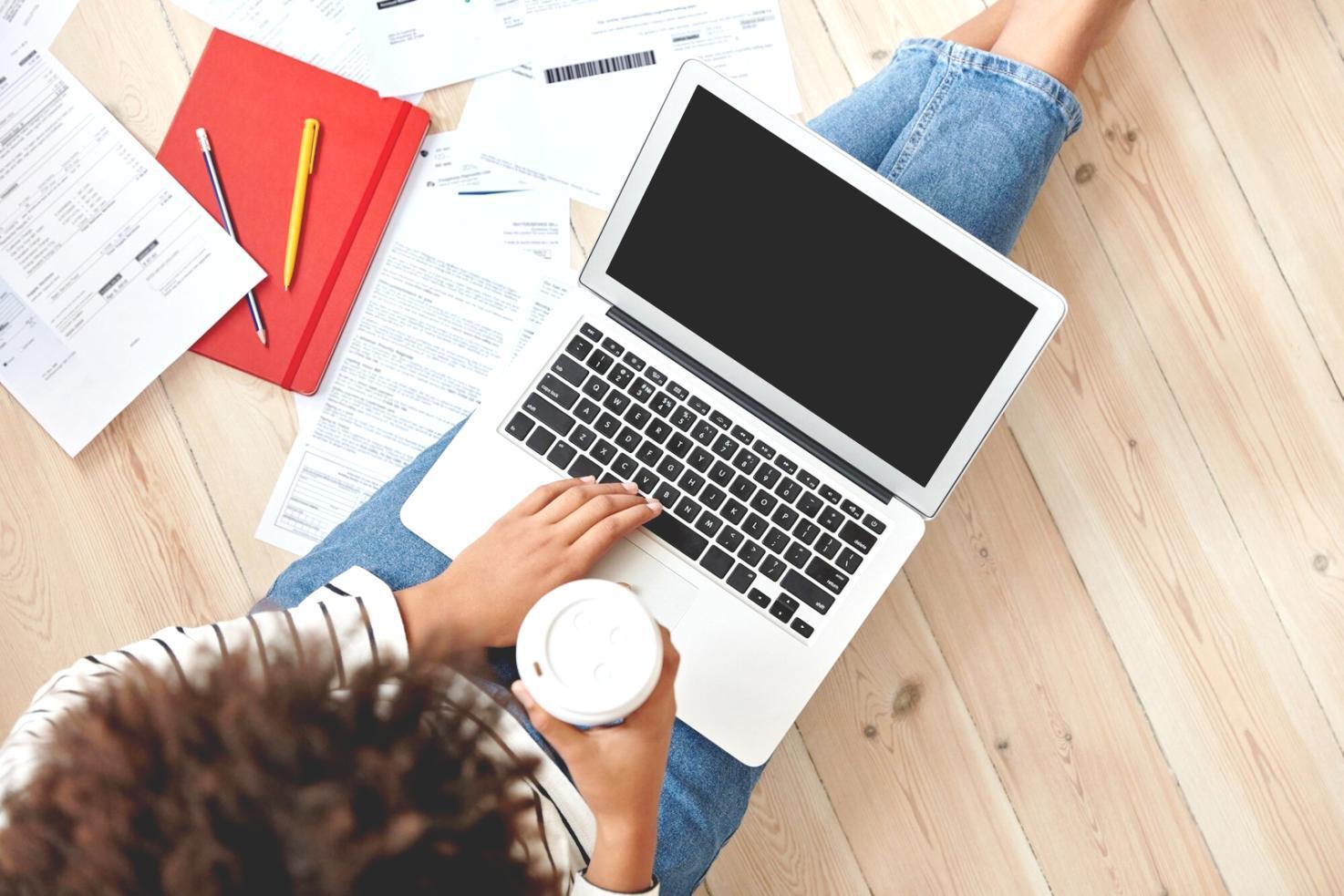 Equipo de profesionales trabajando en análisis financiero